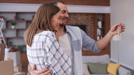 agente de bienes raíces dando un montón de llaves de la casa nueva a una pareja joven. propietarios felices en el día de la reubicación. bienes raíces y concepto de alquiler. préstamo hipotecario para familia joven.