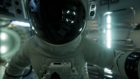 astronauta dentro de la estación espacial orbital