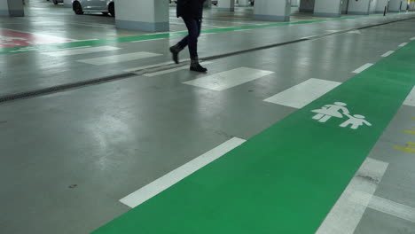 caminando en el garaje del centro comercial