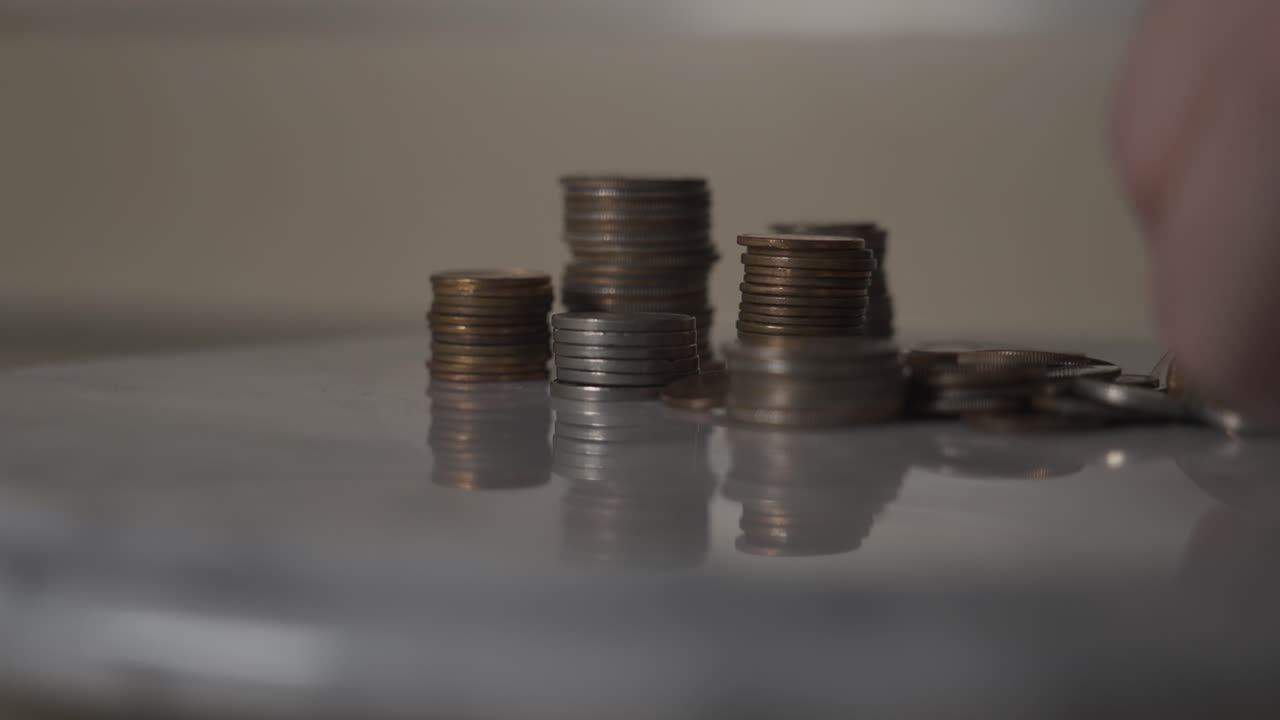 monedas cayendo en el marco en cámara lenta