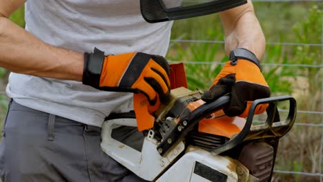 Lumberjack-checking-the-electric-saw-4k