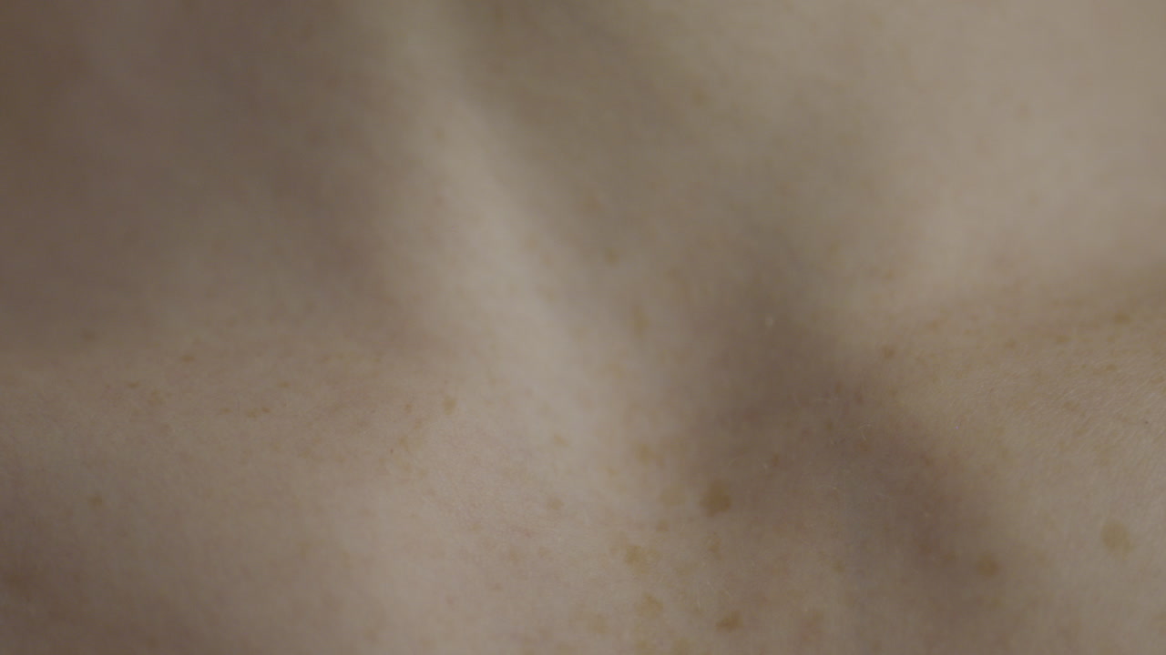 respiración masculina cerca del cuello 4k