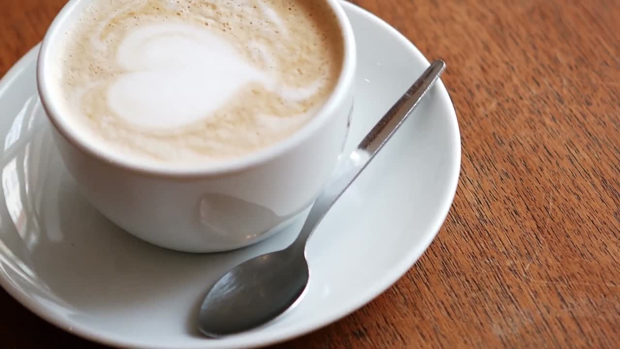 카운터에서 커피 라테 컵