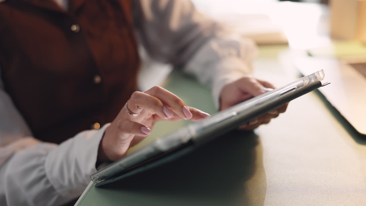 женщина, использующая таблетку