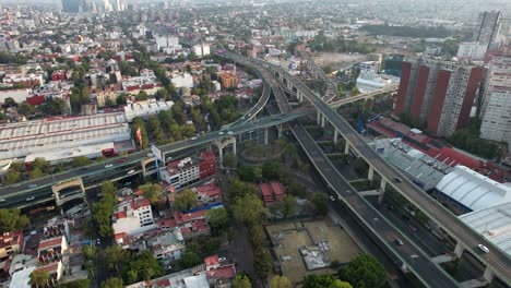 Tiro-De-Drone-De-La-Pirámide-Azteca-En-El-Centro-De-La-Ciudad-De-México