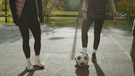 des femmes jouant au football.