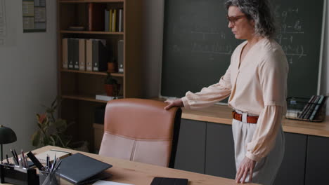 maestro en un aula