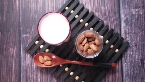 leche de almendras y almendras