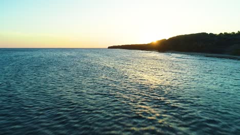 Panorama-Tiefflug-Dolly-Aus-Der-Luft-über-Meereswellen-Bei-Sonnenuntergang-Entlang-Der-Tropischen-Karibikküste