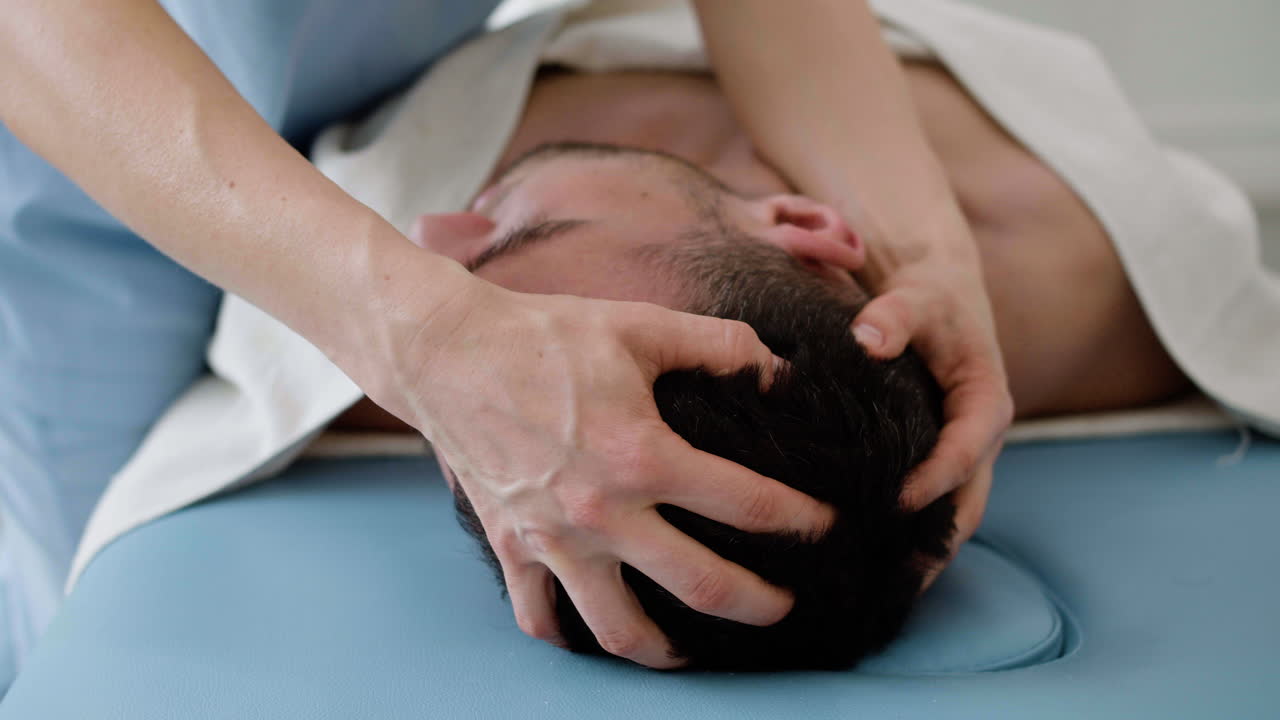 hombre recibiendo un masaje