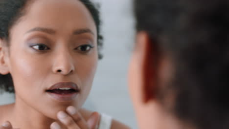 Retrato-Hermosa-Mujer-Afroamericana-Mirando-En-El-Espejo-Una-Piel-Perfecta-Disfrutando-De-Una-Tez-Natural-Preparándose-En-Casa