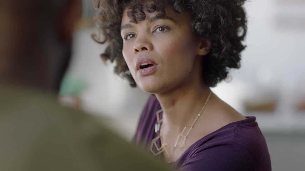 mujer hermosa en un café hablando con una amiga bebiendo café mujer negra africana disfrutando de una conversación relajada charlando juntos socializando en el restaurante tienda de cerca