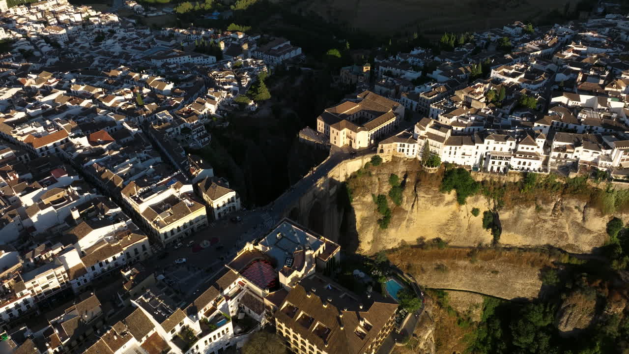 centro de interpretación del puente nuevo durante la puesta de sol en ronda, españa