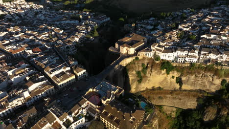 Centro-de-Interpretacion-del-Puente-Nuevo-During-Sunset-In-Ronda,-Spain