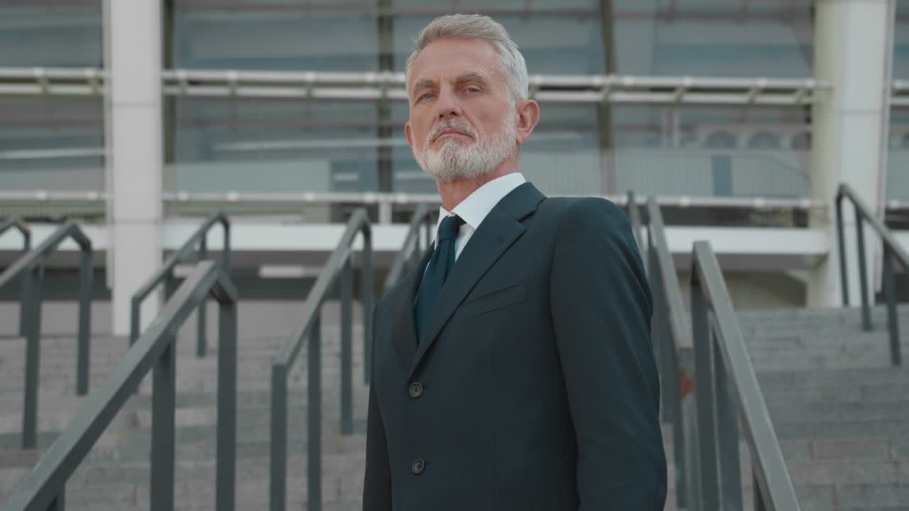 hombre de negocios profesional con los brazos cruzados, director de empresa experimentado, líder