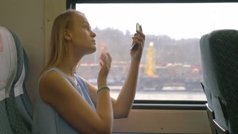 mujer aplicando maquillaje en el tren