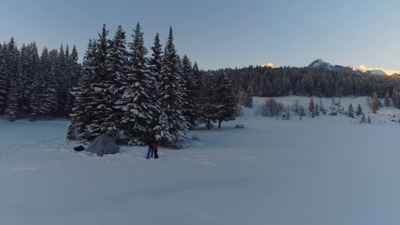 dos turistas cerca de la tienda de campaña 4k