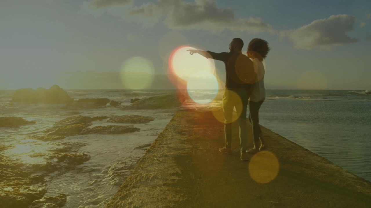 Animazione di punti luce su una coppia afroamericana che cammina tenendosi per mano.