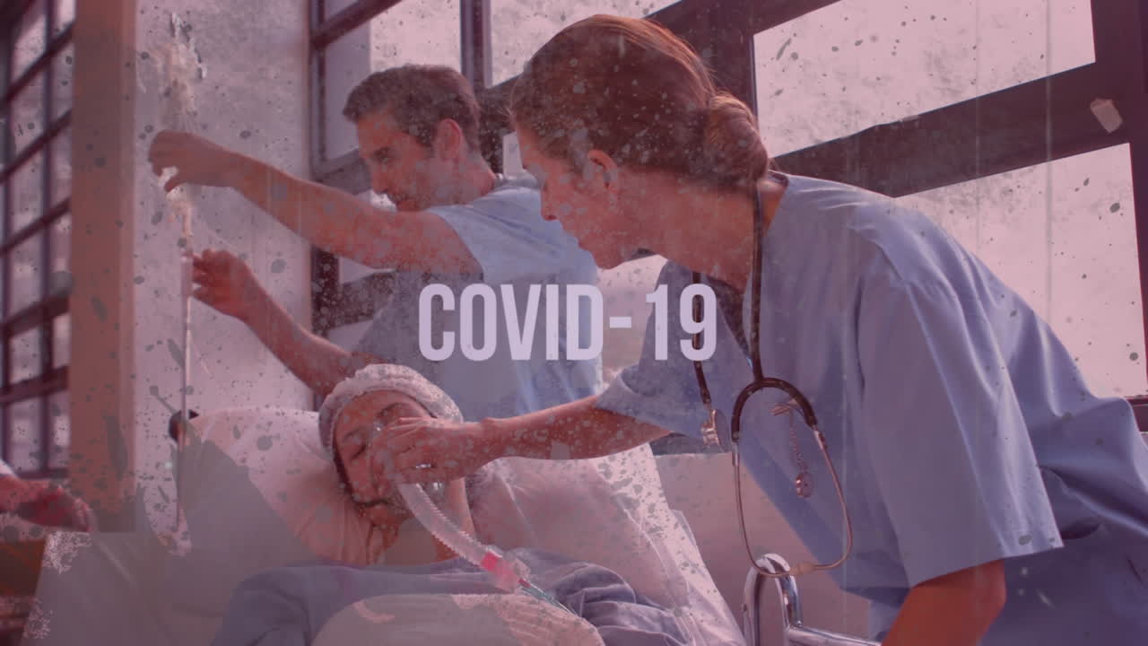 코로나19라는 단어의 애니메이션이 의사들이 환자가 있는 침대를 들고  ⁇ 고 있는 모습을 보여줍니다.