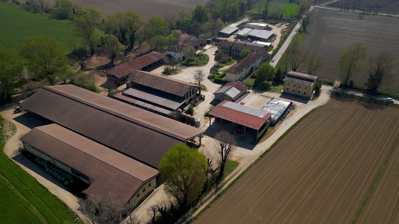 Vista aerea di un allevamento di bovini in Italia, sistema di produzione zootecnica.