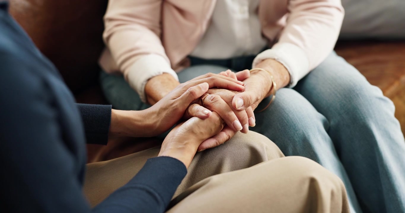 Due persone che si tengono per mano in un gesto di sostegno