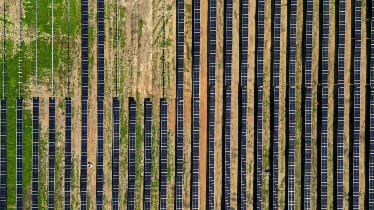 paneles solares alineados en el aire libre campo rural, área rural verde, fuente de energía renovable