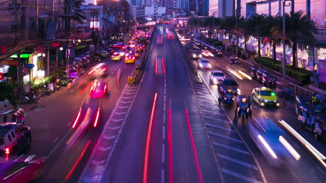 Stadtverkehr-In-Der-Abenddämmerung,-Symmetrischer-HD-Ausschnitt