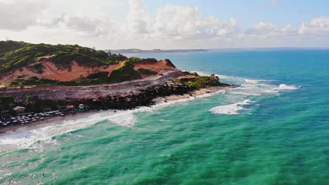 Toma-Panorámica-Aérea-Con-Vistas-A-La-Costa-De-Mirante-Da-Praia-Do-Amor-En-México.