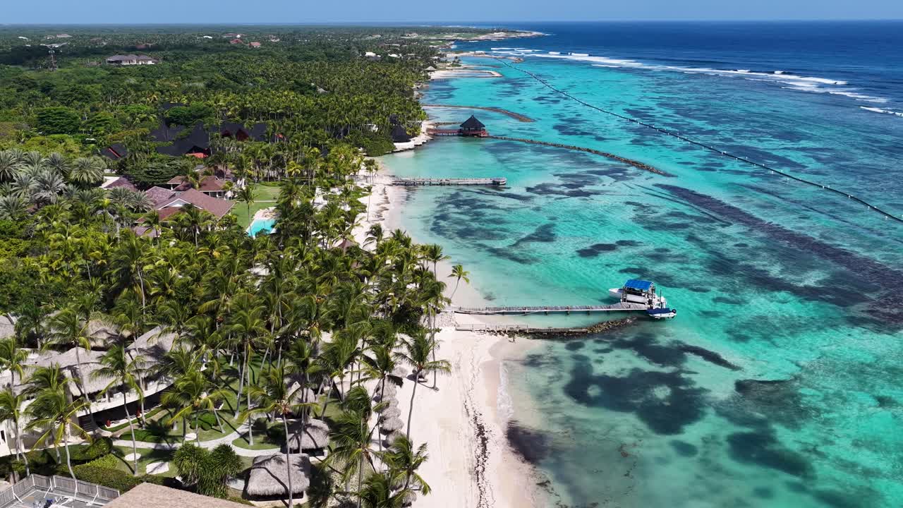 Skyline di Punta Cana a Punta Cana, La Altagracia, Repubblica Dominicana. Skyline caraibico. Paesaggio sulla spiaggia. Paesaggio marino naturale. Skyline di Punta Cana a Punta Cana, La Altagracia, Repubblica Dominicana