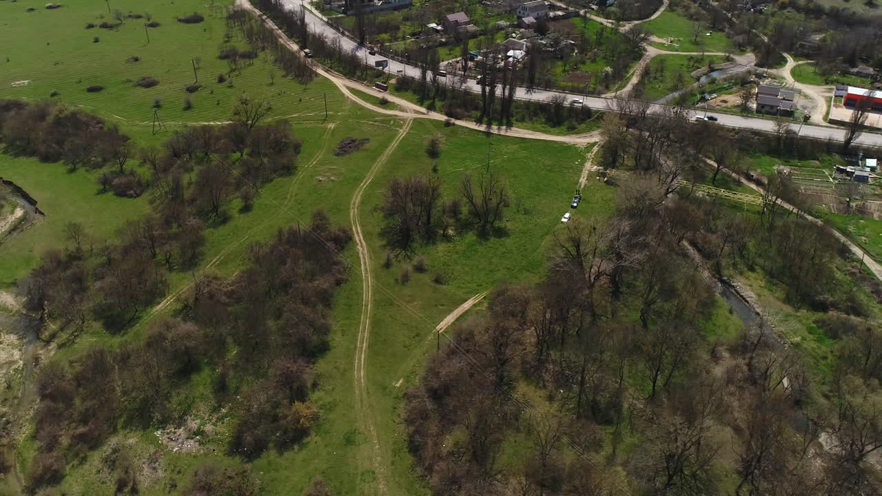 도로 와 집 들 이 있는 시골 풍경 의 공중 사진