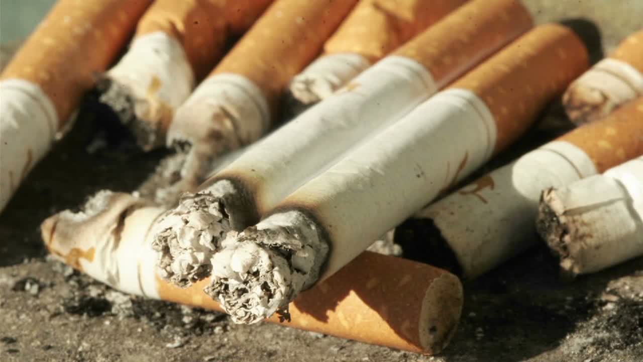 lapso de tiempo de cigarrillos quemándose al sol