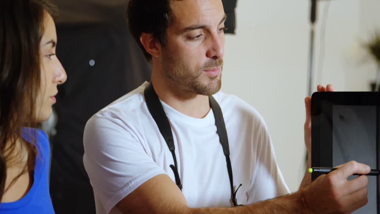 Mandlig fotograf og model diskuterer billeder 4k