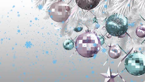 animación de árbol de navidad con bolos sobre la nieve cayendo sobre un fondo gris.
