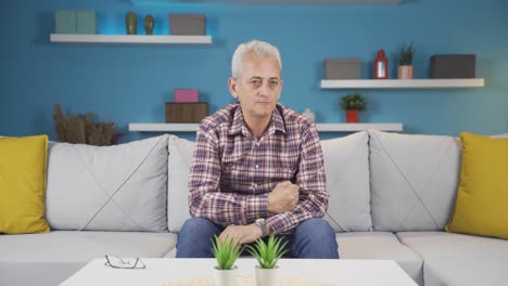 el hombre frustrado se enoja.