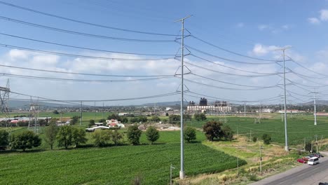 campo de cultivos cerca de una central eléctrica