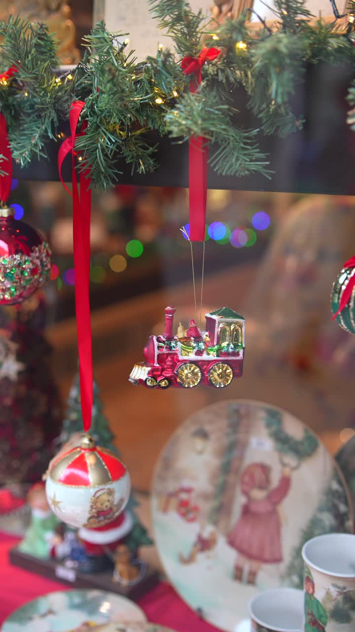 exhibición de ventana de navidad con adornos y tren