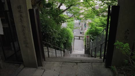 templo oculto y escalera de piedra en la ciudad de japón