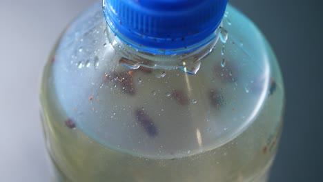 primer plano de una botella de agua sucia