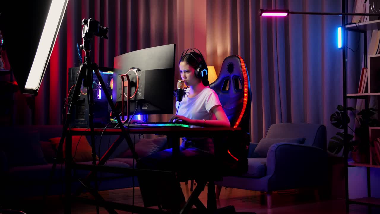 niña asiática streamer sintiéndose decepcionada falla el juego en la computadora personal. videojuego de transmisión en vivo, escritorio iluminado por luz de tira de led rgb