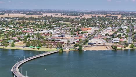 encima del lago mulwala y mirando por encima del puente y por la calle principal de yarrawonga