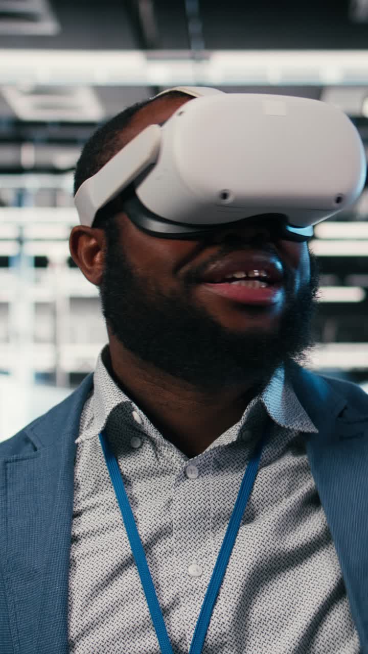 Video verticale: Un dipendente indossa un visore VR, gestione della rete in una server farm.