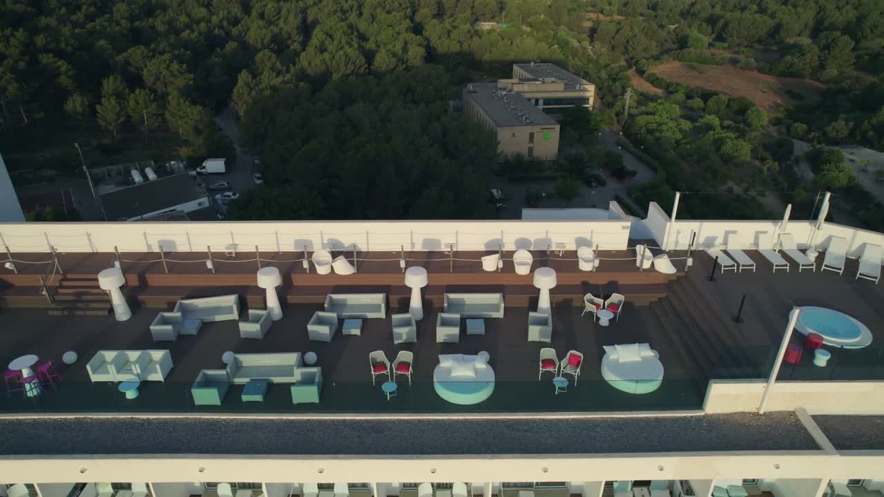 스페인의 팔마 마요르카 섬에 있는 호텔의 테라스, 지중해의 파노라마 전망과 주변의 아름다움을 즐길 수 있는 멋진 전망점을 제공합니다.