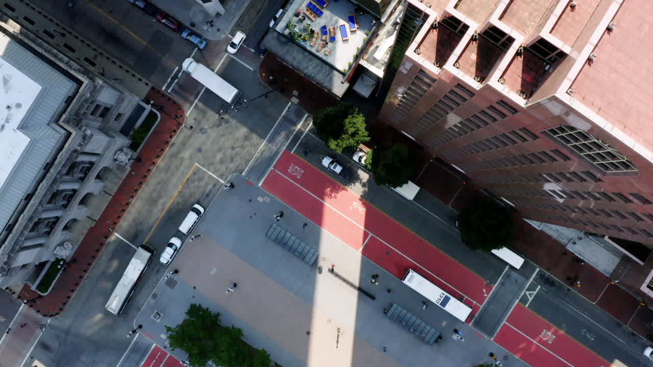 Tomada de drone em vista de pássaro de rua da cidade em Providence, RI.