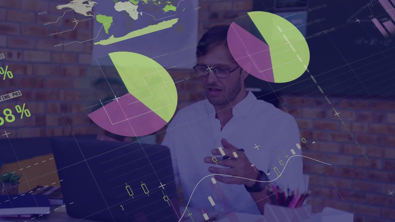 animación de procesamiento de datos en gráficos sobre profesor caucásico con computadora portátil dando lección en línea