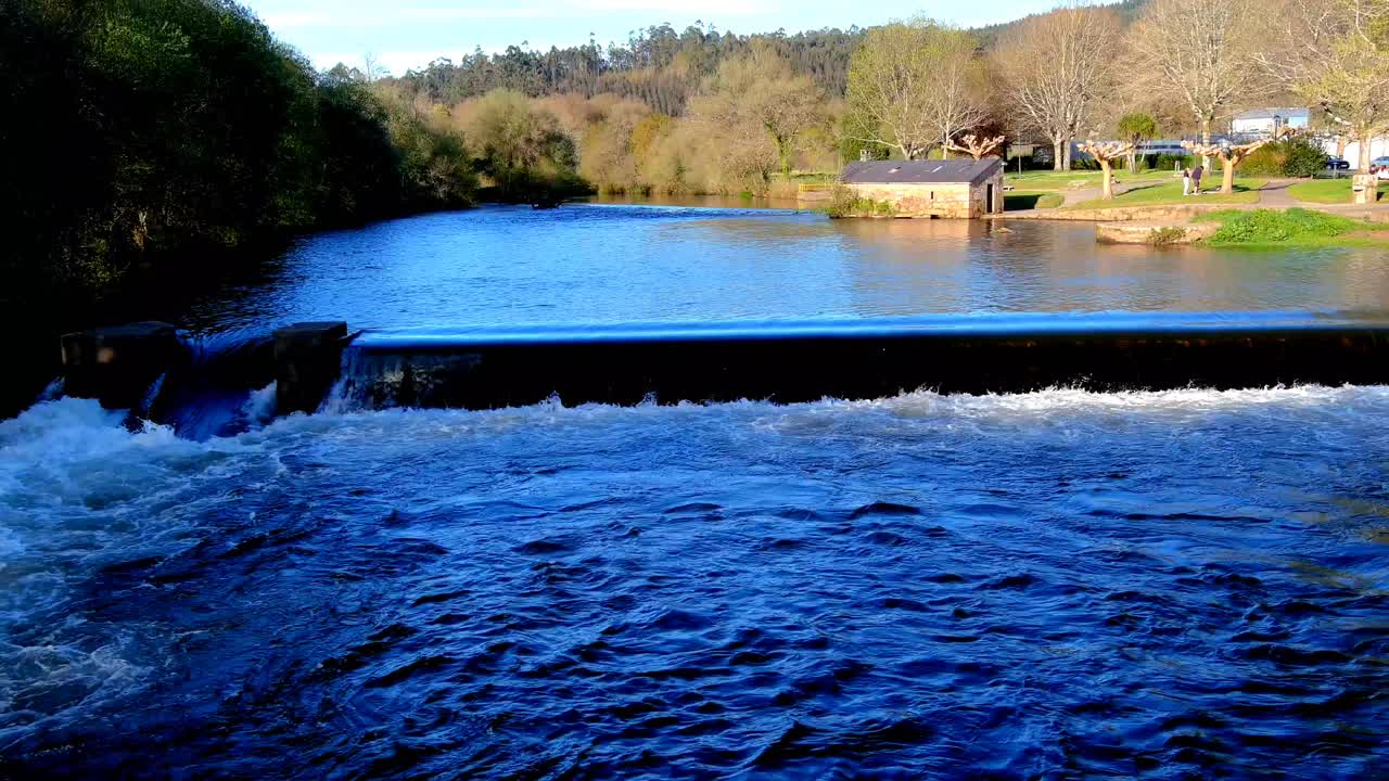 벽 위로 계단식으로 흘러내리는 타피아의 탐브레 강의 공중 전망