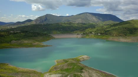 depósitos de agua y montañas verdes