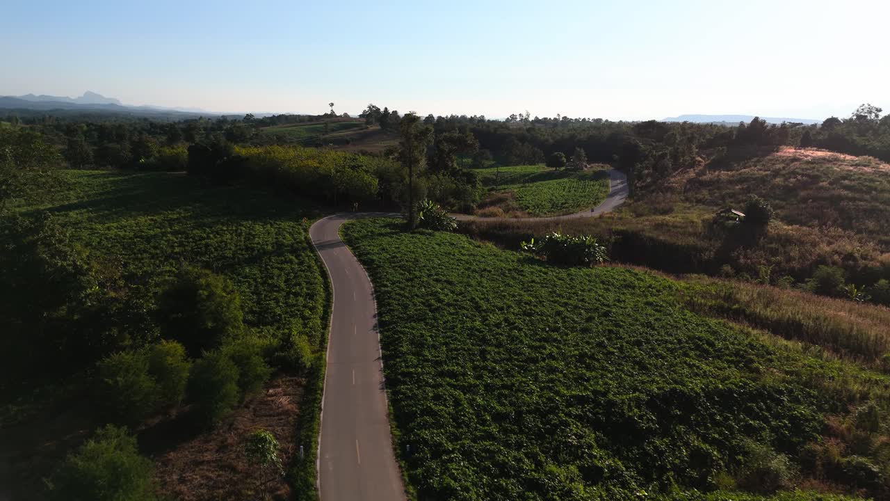 Strada deserta nel nord della Thailandia, tardo pomeriggio