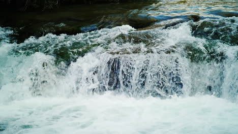 Klares-Bergflusswasser-Fließt-über-Felsen
