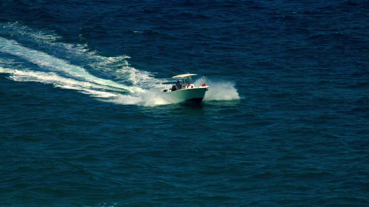 스피드 보트 가족 먼 샷 느린 mo 24fps uhd