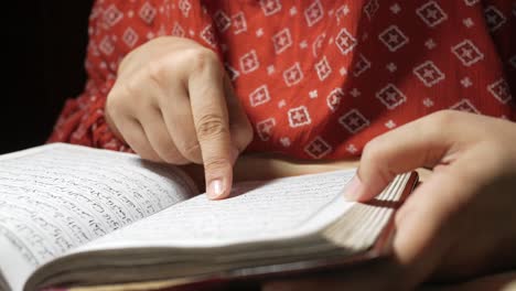 mujer leyendo el corán